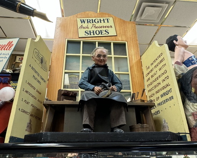 Wright Shoes 52 x 36 x 20